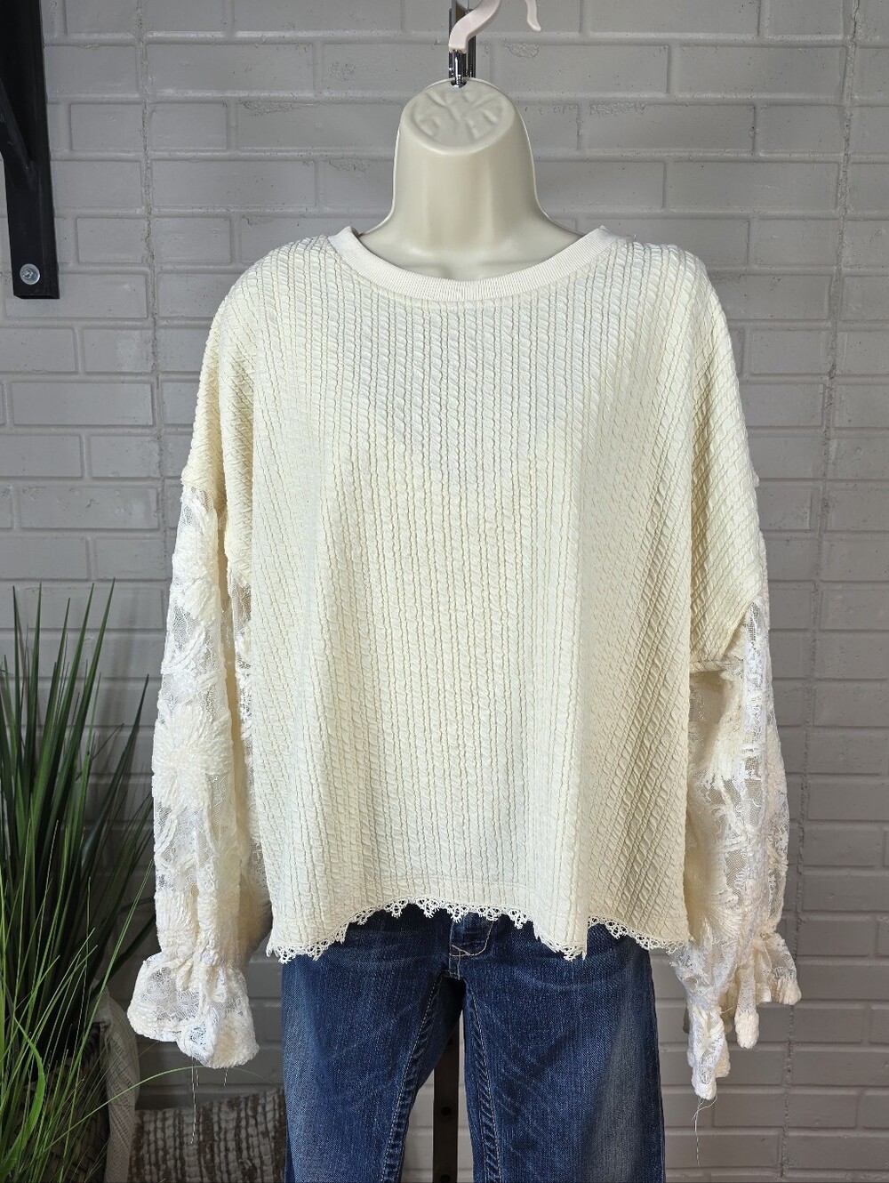 Gimmicks by BKE Cream Lace Sleeve Pullover Sweater Size Large